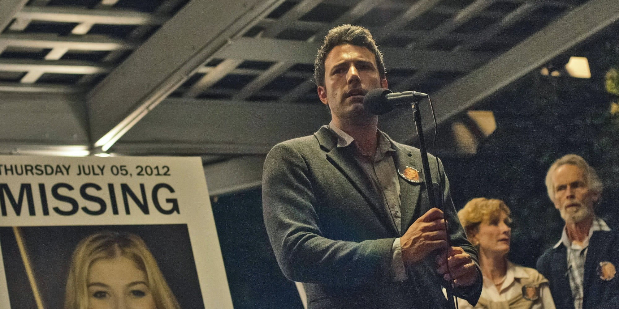 DF-01826cc - Nick Dunne (Ben Affleck) finds himself the chief suspect behind the shocking disappearance of his wife Amy (Rosamund Pike), on their fifth anniversary.